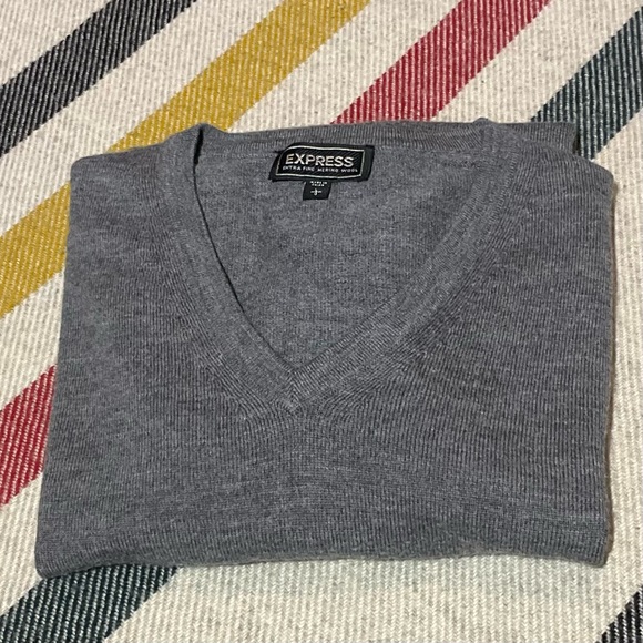 Express 100% Wool V neck Sweater in Gray size mens Large - Picture 14 of 14